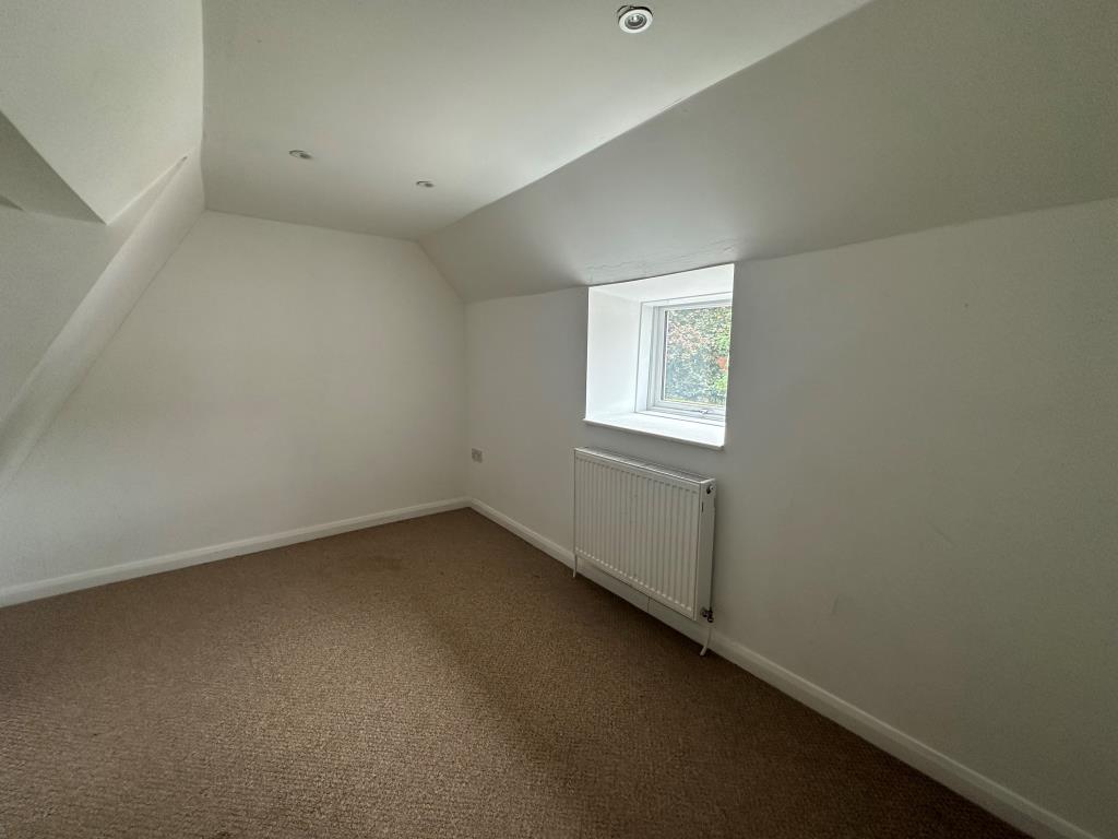 Lot: 141 - FOUR-BEDROOM HOUSE FOR IMPROVEMENT - Bedroom four